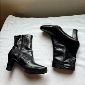 Aerosoles Black Square-Toe Ankle Boots Size 6
